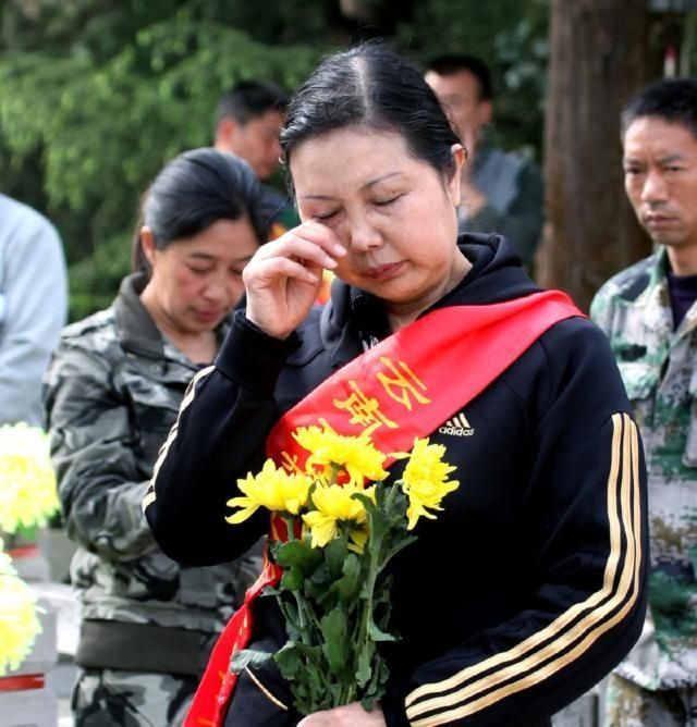 王昌群老人生前时到烈士陵园探望儿子和丈夫时,饱含深情地抚摸着他们