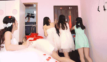 新娘的闺密不开门,新郞直接破门而入