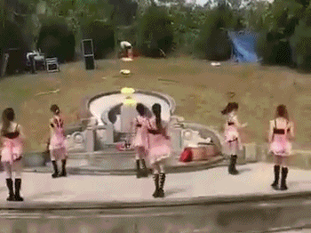 爆笑gif趣图:丧事上都不忘发 朋友圈,活该你挨打