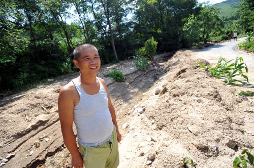 【岫岩救灾·重建家园"年轻"党员自掏腰包清河道