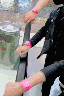 个眼神自己体会~ 精选文章 这还真是一个刻骨铭心的愚人节啊 搞笑gif