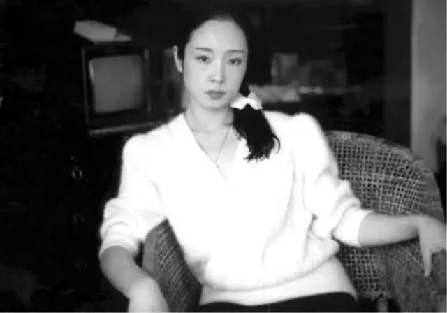 "因为一眼的光亮,囚了半生的欢喜"  严歌苓12岁就进入军区了,刚进