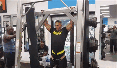 美国退伍大兵健身房虐肌肉,让健身老司机觉得自己只是