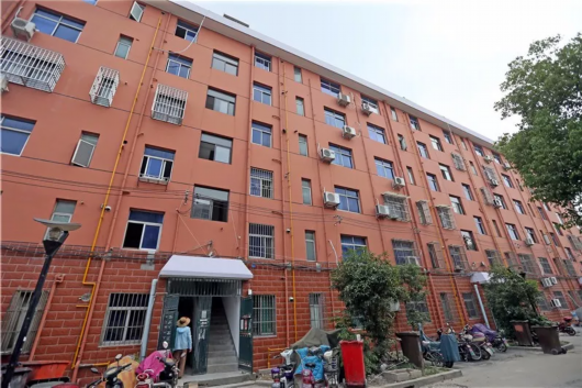 翁雷均回应,洞泾镇去年对该区域内的珊瑚小区,铁沙花苑,桂花小区等