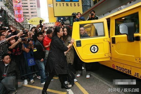 明星机场接机粉丝大比拼,网友:好奇怪!名气越大接机的却越少