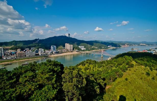 桂江春泛,云岭晴岚,龙洲砥峙,鹤岗返照,金牛仙渡,鳄池漾月,火山夕焰