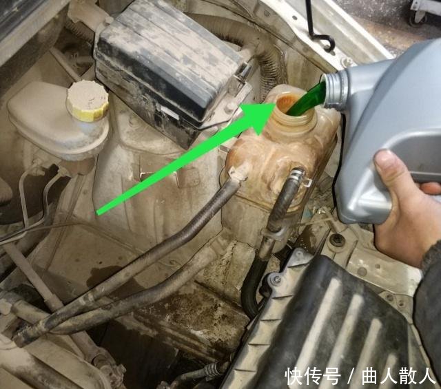 下图箭头所示,这就是新节温器,只需要拧紧两条螺丝就可以.