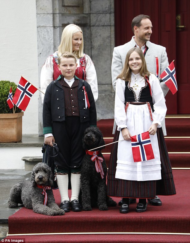 挪威王室成员身着传统服饰庆祝国庆日,王储哈康·马格努斯王子,梅特