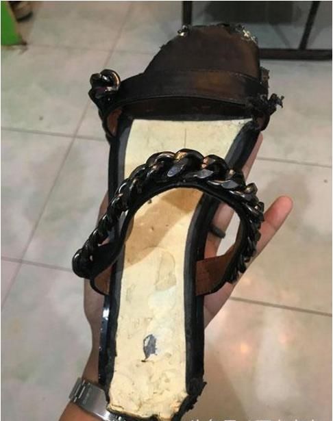 女生最宝贝的就是鞋子了,每双都是最独一无二的.