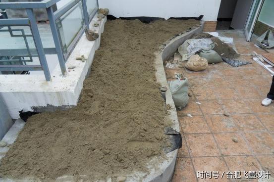 突发奇想在下沉阳台砌了一个花池,完工后发到朋友圈炸