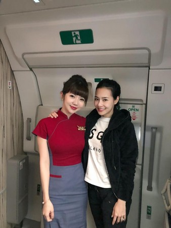 华航空姐最后一飞同框女星 网狂赞「童颜巨乳根本完胜