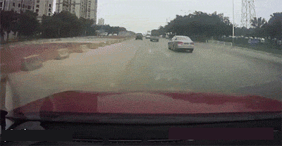 爆笑gif:一场离奇的车祸,电动车是从哪里冒出来的?