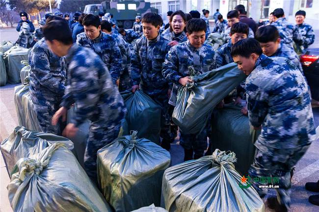 巾帼不让须眉!空军女兵在新兵连的最后一天