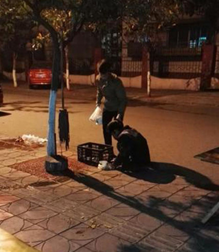 暖新闻:小伙夜遇流浪者 送上食物矿泉水(图)-北京时间
