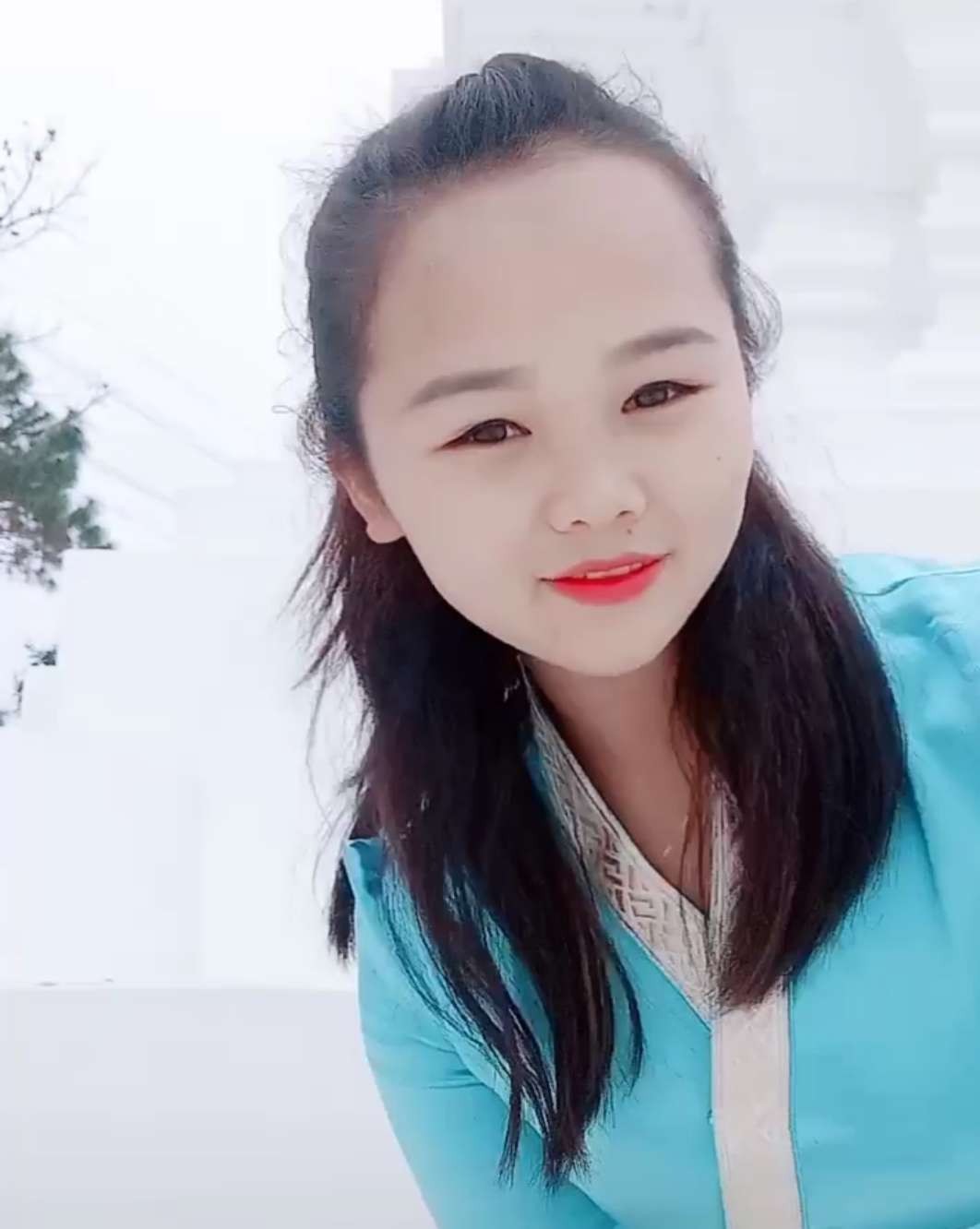 哪里都不去就在家帮忙家里做农活,是很朴实的女孩子,可以娶来做老婆