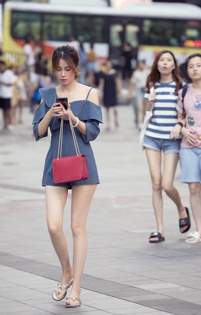 路人街拍:小姐姐的吊带紧身裙非常短,秀出美丽的长腿和性感锁骨