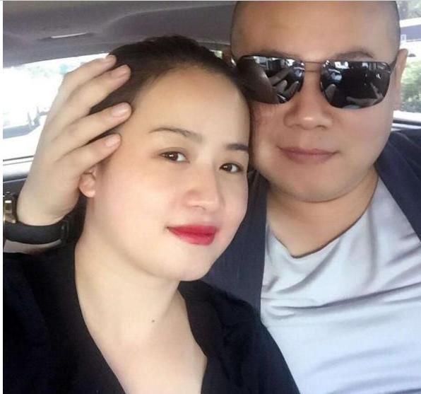 岳云鹏和宋晓峰的老婆都出山了,看看谁的老婆漂亮?