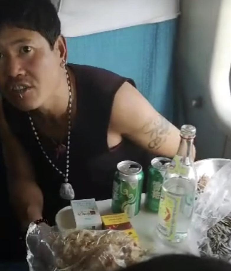 火车现纹身"霸座男" ,一人占两座喝酒吃肉,拒不让座还