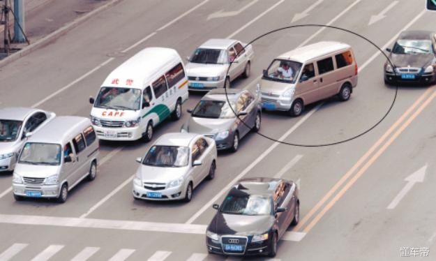 ===========突袭网收集的解决方案如下=========== 解决方案1: 后面超车车主负全部责任 道路交通安全法规定:前车正在左转弯、掉头、超车时,不得超车。 第四十四条 机动车通过交叉路口,应当按照交通信号灯、交通标志、交通标线或者交通警察的指挥通过;通过没有交通信号灯、交通标志、交通标线或者交通警察指挥的交叉路口时,应当减速慢行,并让行人和优先通行的车辆先行。 第四十五条 机动车遇有前方车辆停车排队等候或者缓慢行驶时,不得借道超车或者占用对面车道,不得穿插等候的车辆。 在车道减少的路段、路