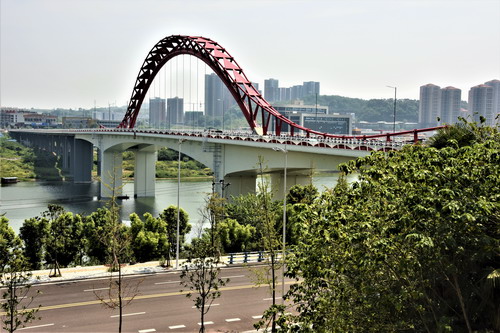 该桥位于合川城区西侧,横跨涪江,距涪江三桥1