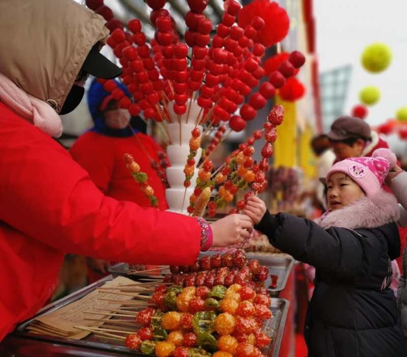 来一串冰糖葫芦,红红火火.新京报记者 曹晶瑞 摄影