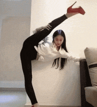 搞笑gif:妹子,估计是你老公不让你穿,出门就尴尬了