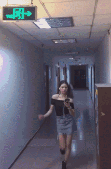 搞笑gif图:小伙子,前途不可限量啊 !