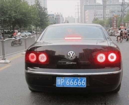 一车主摇到66666五连号车牌看到前面2个字脸都绿完了