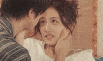 搞笑gif:坐公交旁边来一漂亮妹子,由于坐的时间久