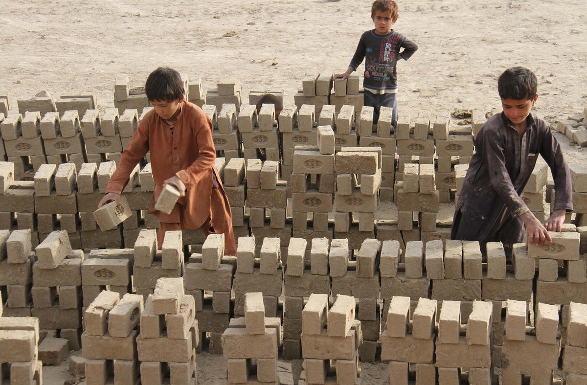 实拍阿富汗童工:光脚搬砖补贴家用