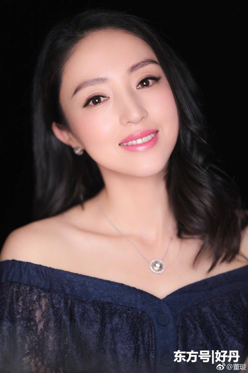 董璇着蕾丝抹胸裙出席活动,微胖女神大秀香肩锁骨