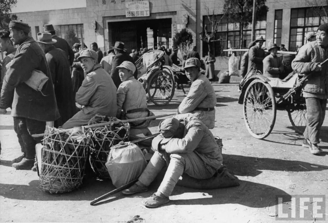 1949年2月,南京城内的国民党士兵.