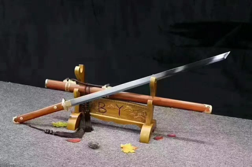 日本人以唐朝时期障刀与陌刀为原形,制作出了更为实用和耐用的武士刀