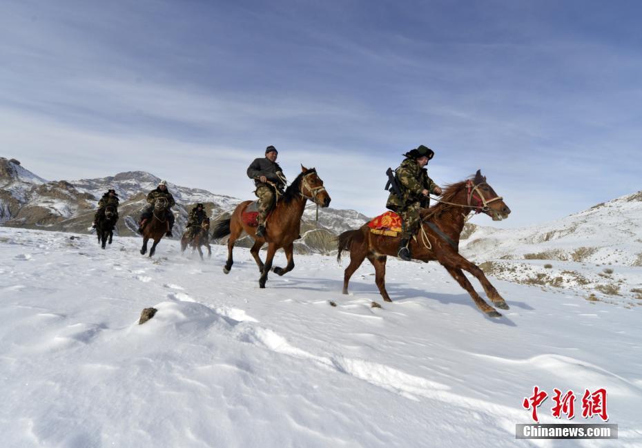 新疆边防官兵与群众护边员不畏严寒"踏雪巡边"