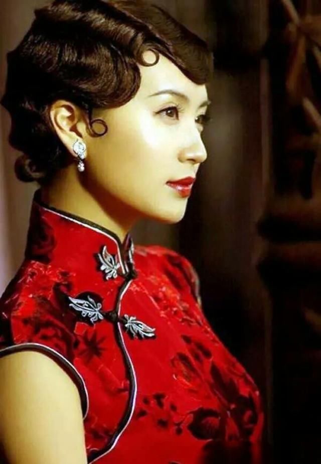 娱乐圈的美女如云,很多身材好颜值高的女星穿起旗袍来也是别有一番