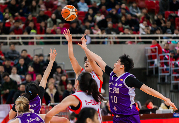 上海女篮季后赛出师不利:实力有差距,主力又受伤