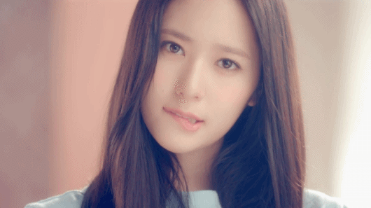 我对女友说:咬嘴唇感觉会更性感!然后就咬了上嘴唇看着我!