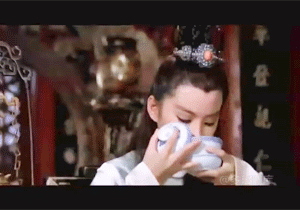 搞笑gif:妹子你口干就去倒杯水喝!在这里一味舔来舔去
