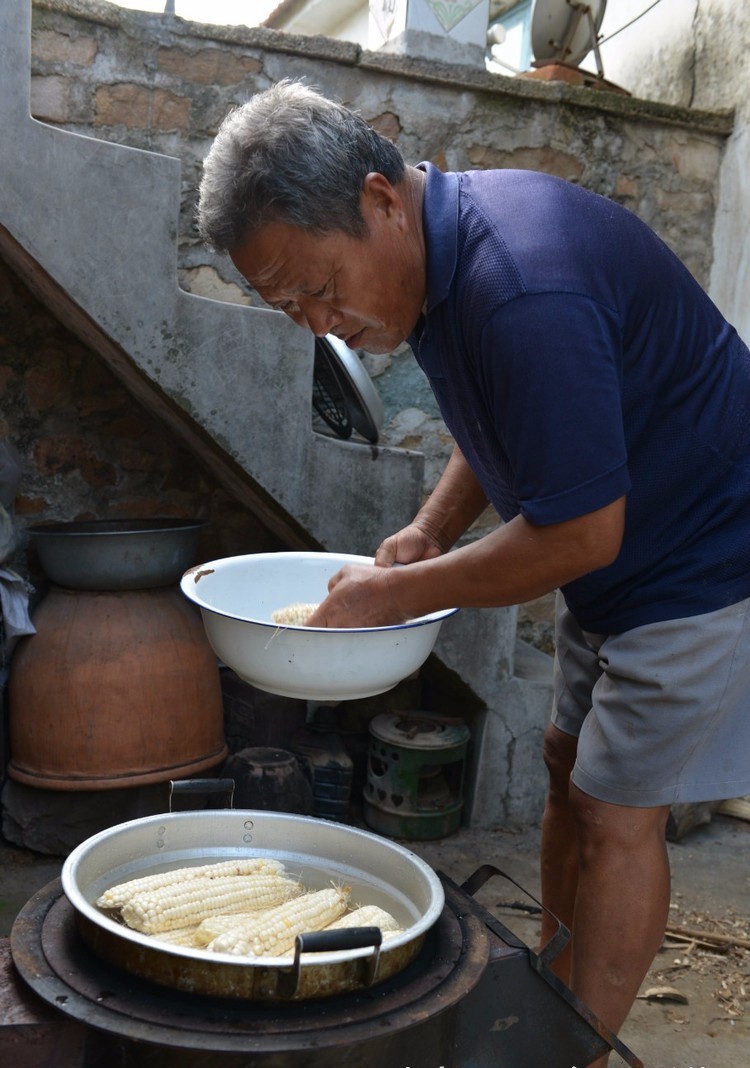梦境的温柔牵引，解读梦见已死去的父亲去扶他走路回家的深层含义