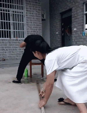 搞笑gif,妹子啊你差点来了一次亲密接触啊