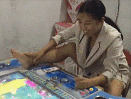 搞笑gif图:妈妈刚买回来的黄鳝,我怎么感觉有点不对劲