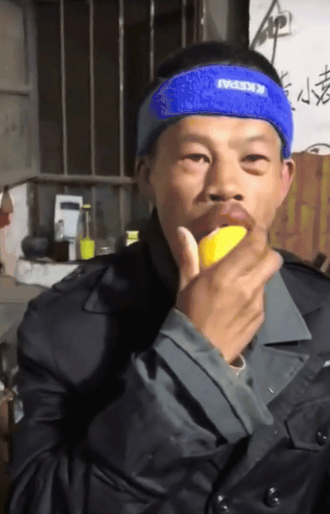 爆笑gif图:来呀亲一个,多少人曾爱慕你年轻时的容颜!