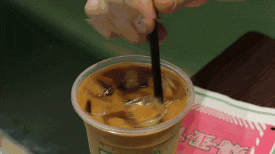 原来每次约会时,他的女友都要喝奶茶,而加完各种配料后,这杯奶茶总价