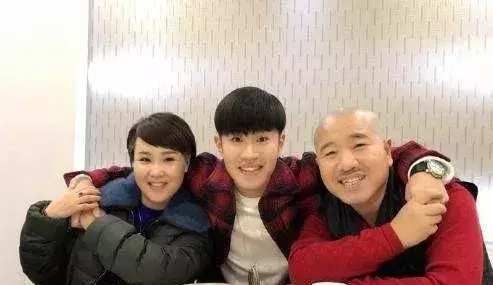 "刘能"王小利全家近照,小11岁二婚妻子年轻貌美,儿子帅气