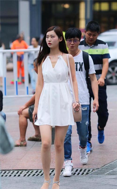 重庆步行街上街拍路人美女,各有千秋让人一饱眼福!