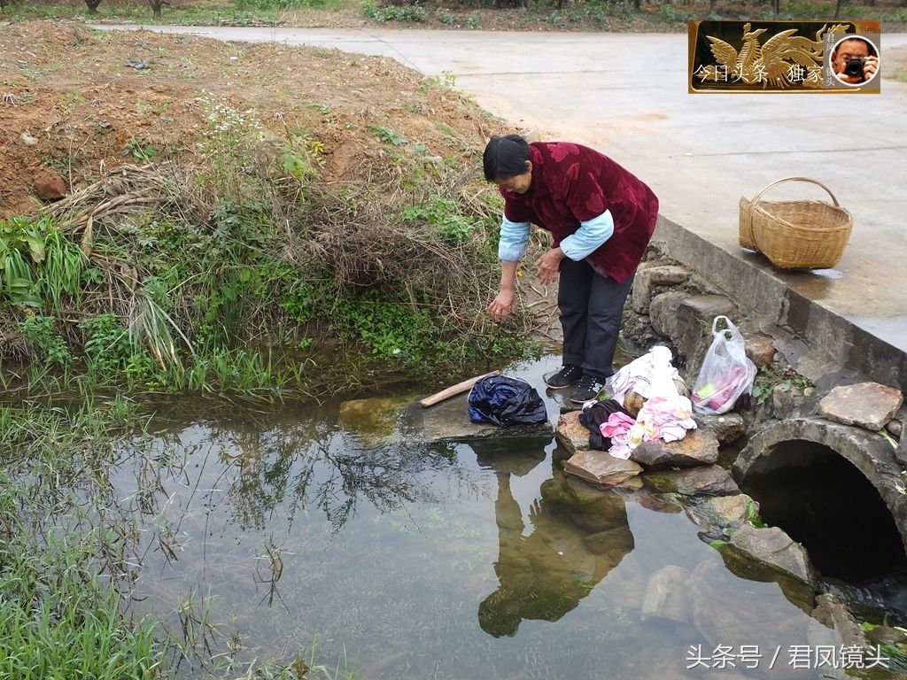 湖北宜昌:农妇在乡村小溪流中洗衣洗菜,溪水清澈!