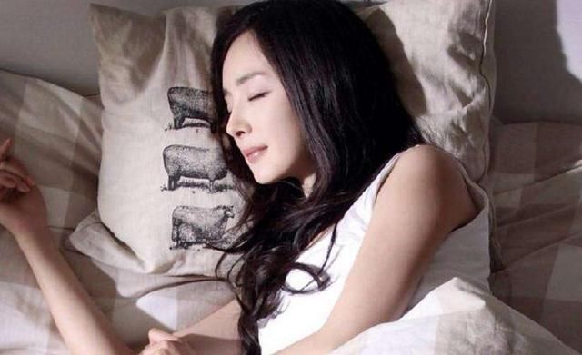睡姿最美的几位女星,赵丽颖在花海中睡着太美了!baby看来真累了