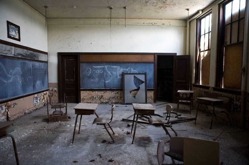 金融危机!底特律近200所学校成废墟图片
