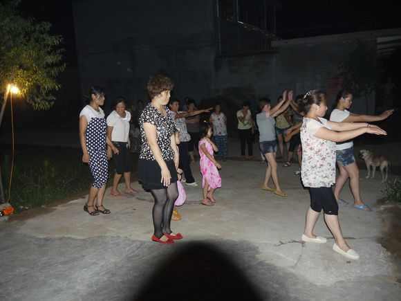 能在农村请小姐妹们跳上一晚上的广场舞,因为,现在农村,因为场地比较