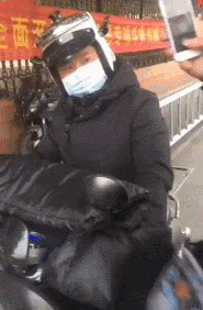 搞笑gif:聚会完回到家报个平安 没想到发现惊天秘密